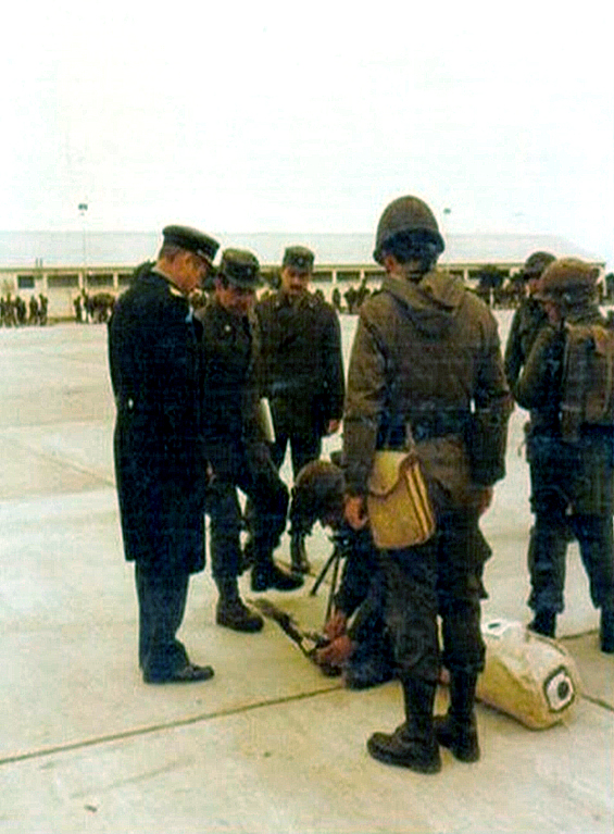 El Comandante del BIM 2 en la inspección final de la Unidad.