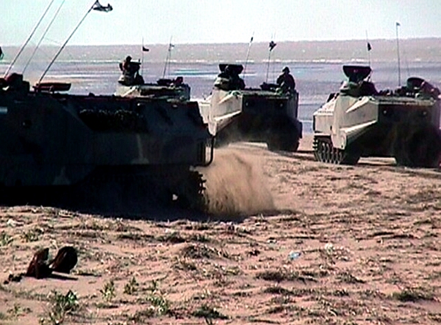 Los VAOs en práctica de maniobras en la playa San Román en el golfo San José de la provincia de Chubut.